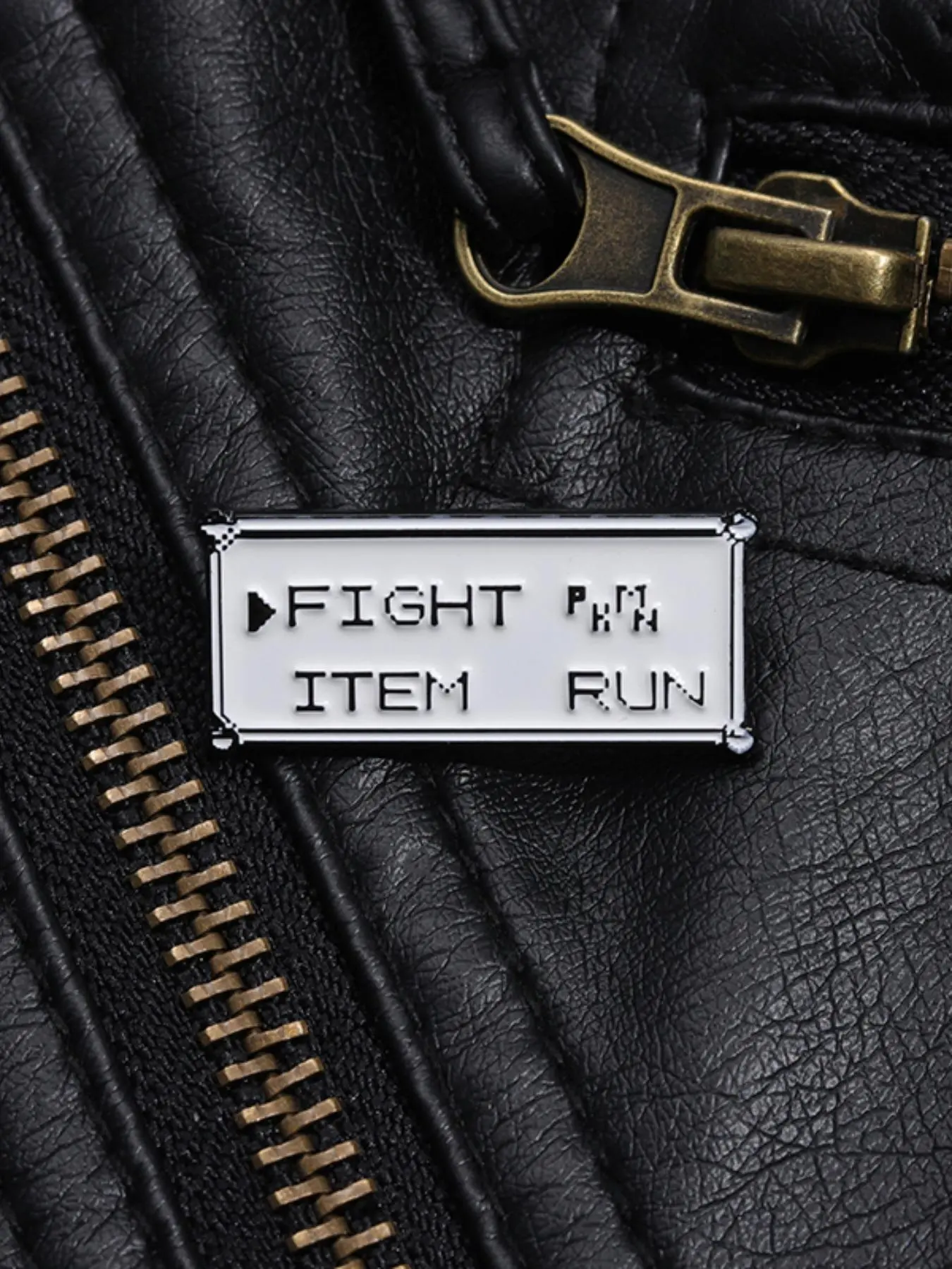 Broche com Padrão de Letras, B - Men Accessories All avaliação e preço